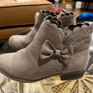 SO Girls Taupe Scalloped Suede Ankle Boots with Bow l 2